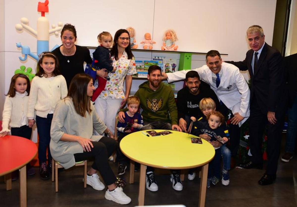 Leo Messi y Luis SuÃ¡rez visitaron el Hospital de Barcelona
