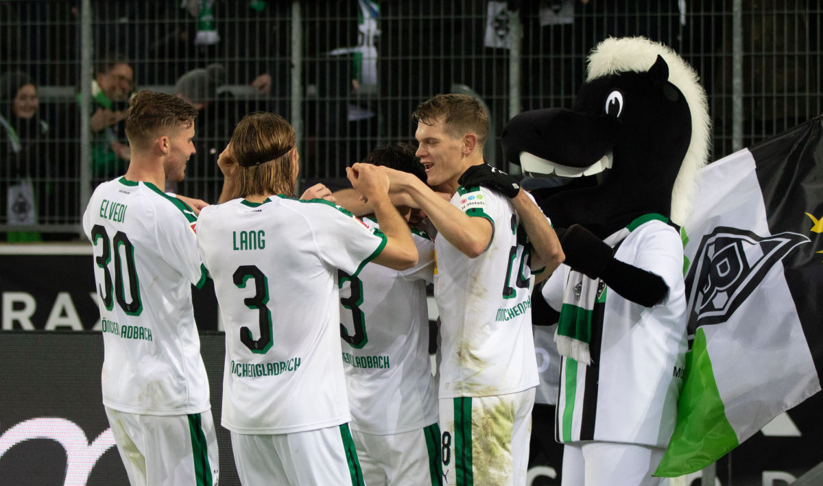 borussia-moenchengladbach-v-fc-augsburg-bundesliga-5c7962b5923e45ee5d000001.jpg