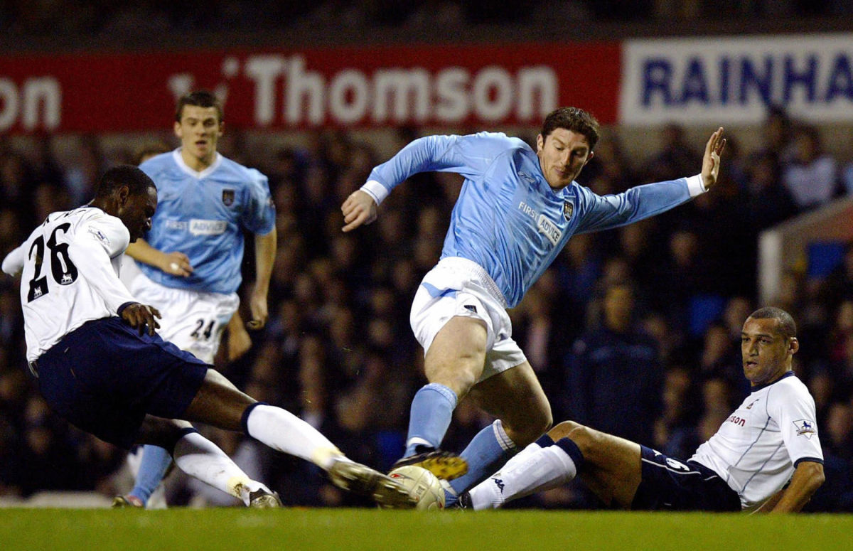 jon-macken-c-of-manchester-city-tries-5c6821407979405d01000010.jpg