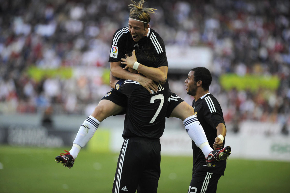 real-madrid-s-raul-gonzalez-bottom-cel-5d0d5eed21eb6ac9e9000001.jpg