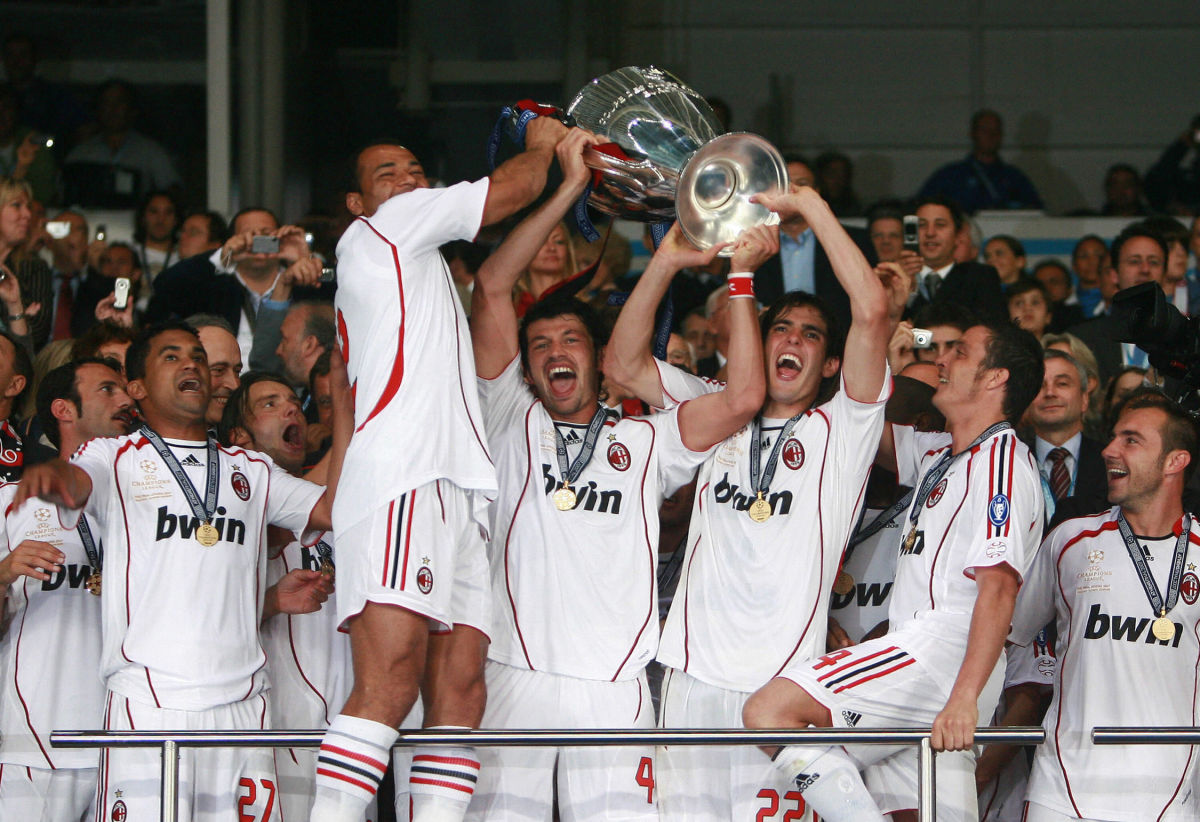 ac-milan-s-team-poses-with-the-trophy-af-5c88e3c326f424e7b0000001.jpg