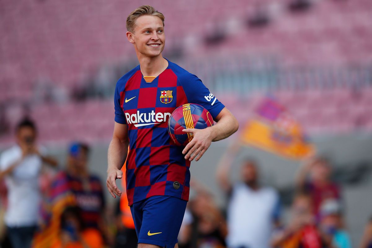 fc-barcelona-unveil-new-player-frenkie-de-jong-5d26efa6a6be1d141a000001.jpg