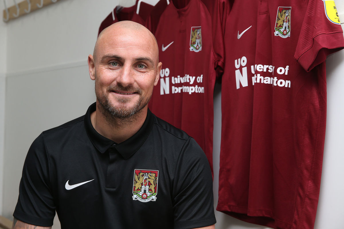 northampton-town-unveil-new-signing-alan-mccormack-5d08c60af12f9a2f2a000062.jpg