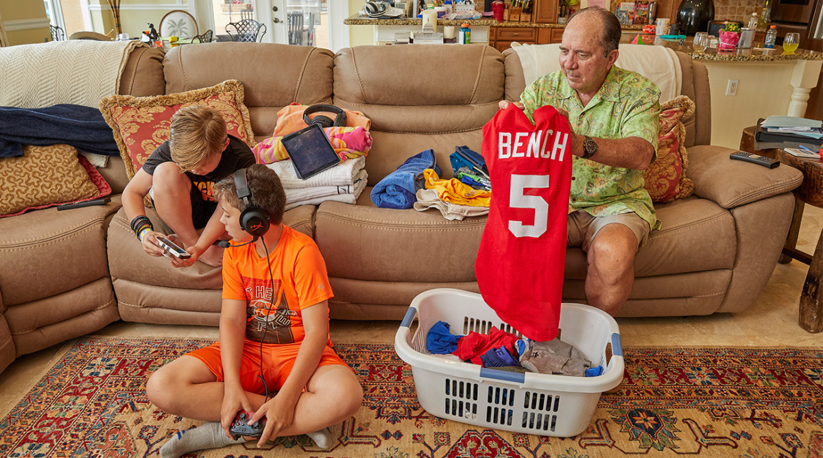 johnny-bench-folding-clothes.jpg