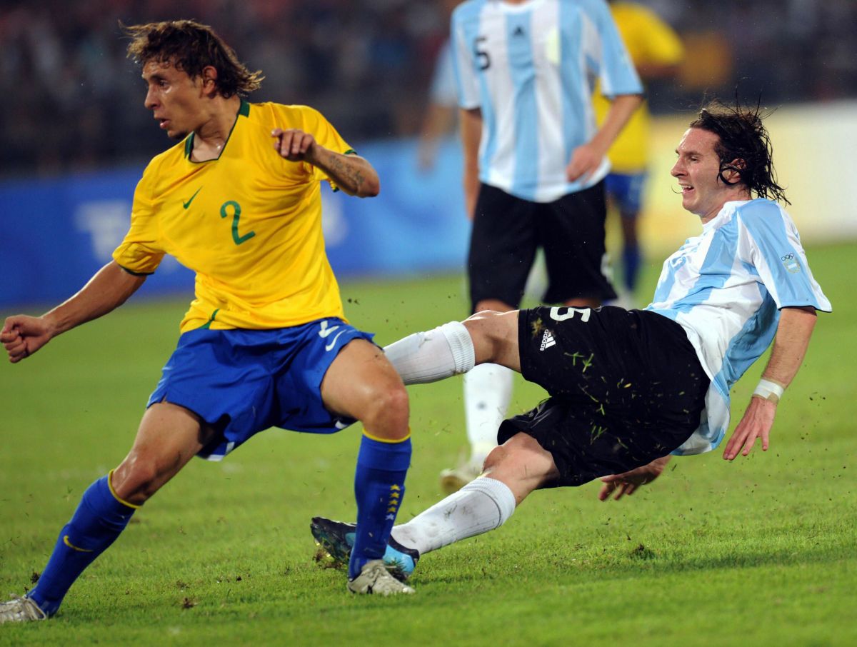 lionel-messi-of-argentina-r-shoots-pas-5d1b33c8d4441bd75c000001.jpg