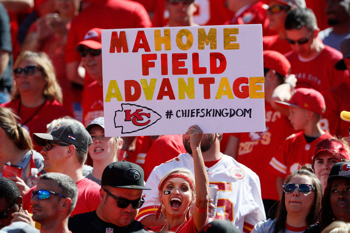 chiefs-mahomes-fan-sign-dek.jpg