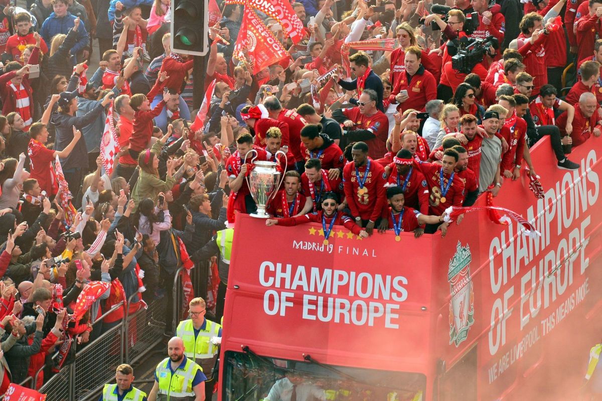 fbl-eur-c1-eng-liverpool-trophy-parade-5d3588573e87b81ed3000001.jpg