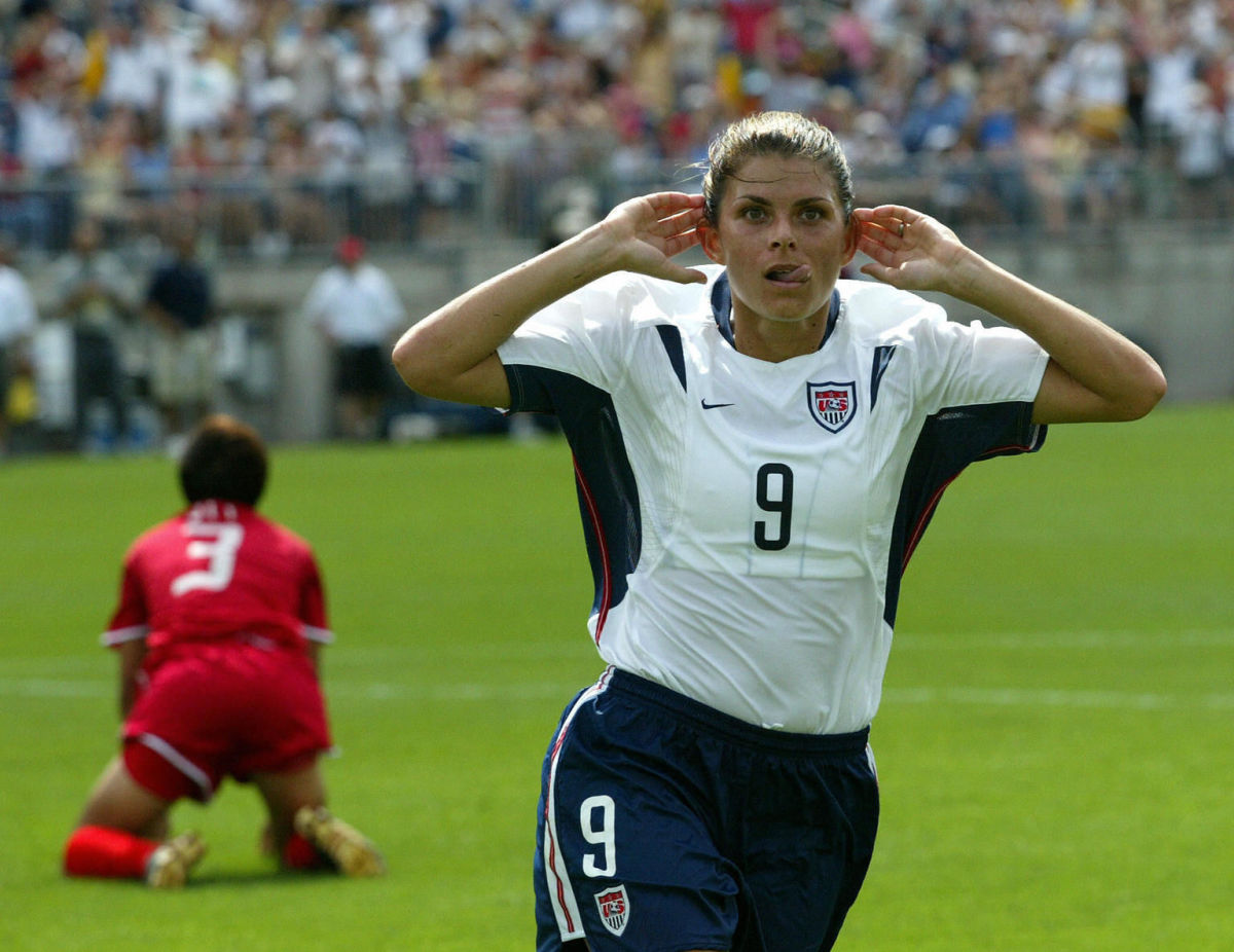 mia-hamm-r-of-the-us-asks-for-some-noi-5caf55bb10a1568feb000001.jpg