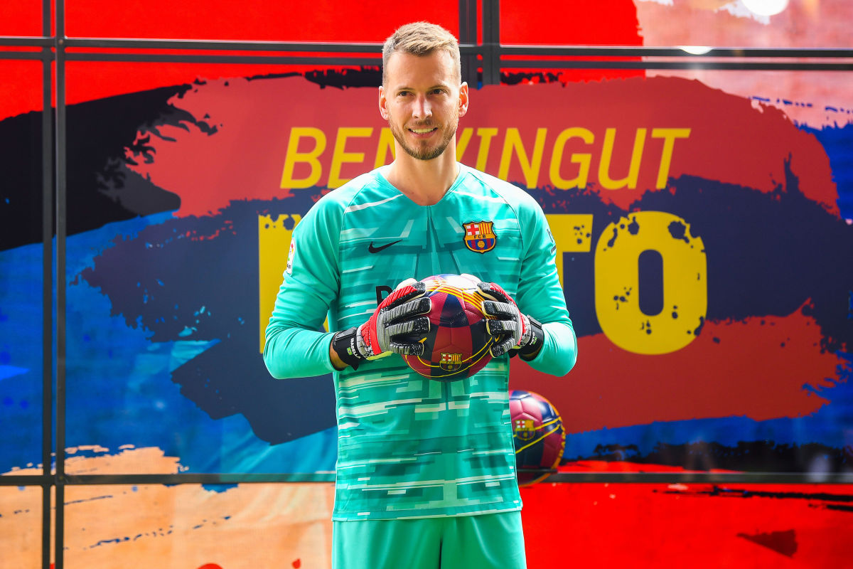 fc-barcelona-unveil-new-player-norberto-murara-neto-5d473f87cbef50ec7c000001.jpg