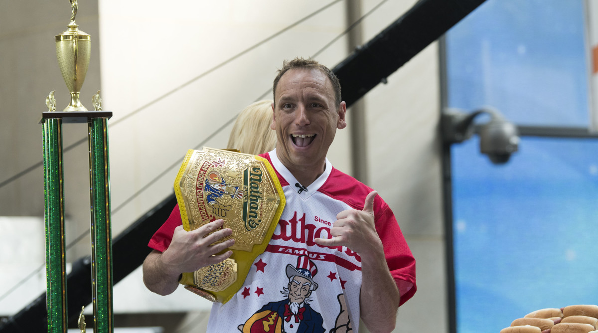 Joey Chestnut ate 413 Hooters chicken wings in 12 hours Sports