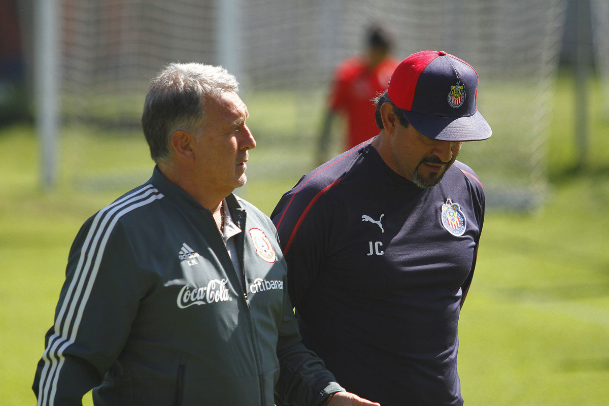 mexico-s-national-team-head-coach-gerardo-martino-visits-chivas-fc-5c52cf767130bb1e1f000001.jpg