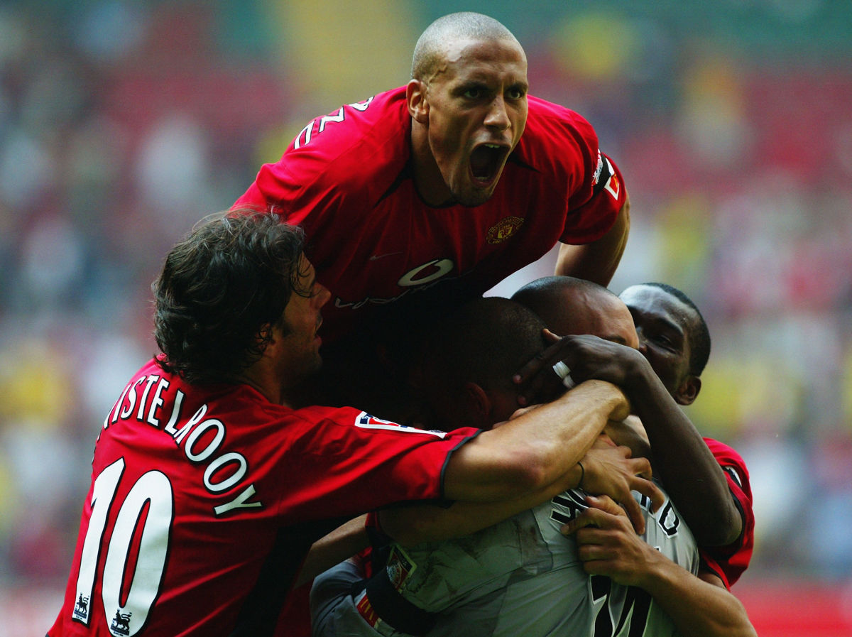 rio-ferdinand-of-manchester-united-jumps-on-top-of-his-team-mates-as-they-congratulate-goalkeeper-tim-howard-5d3596e62c3b678c98000004.jpg