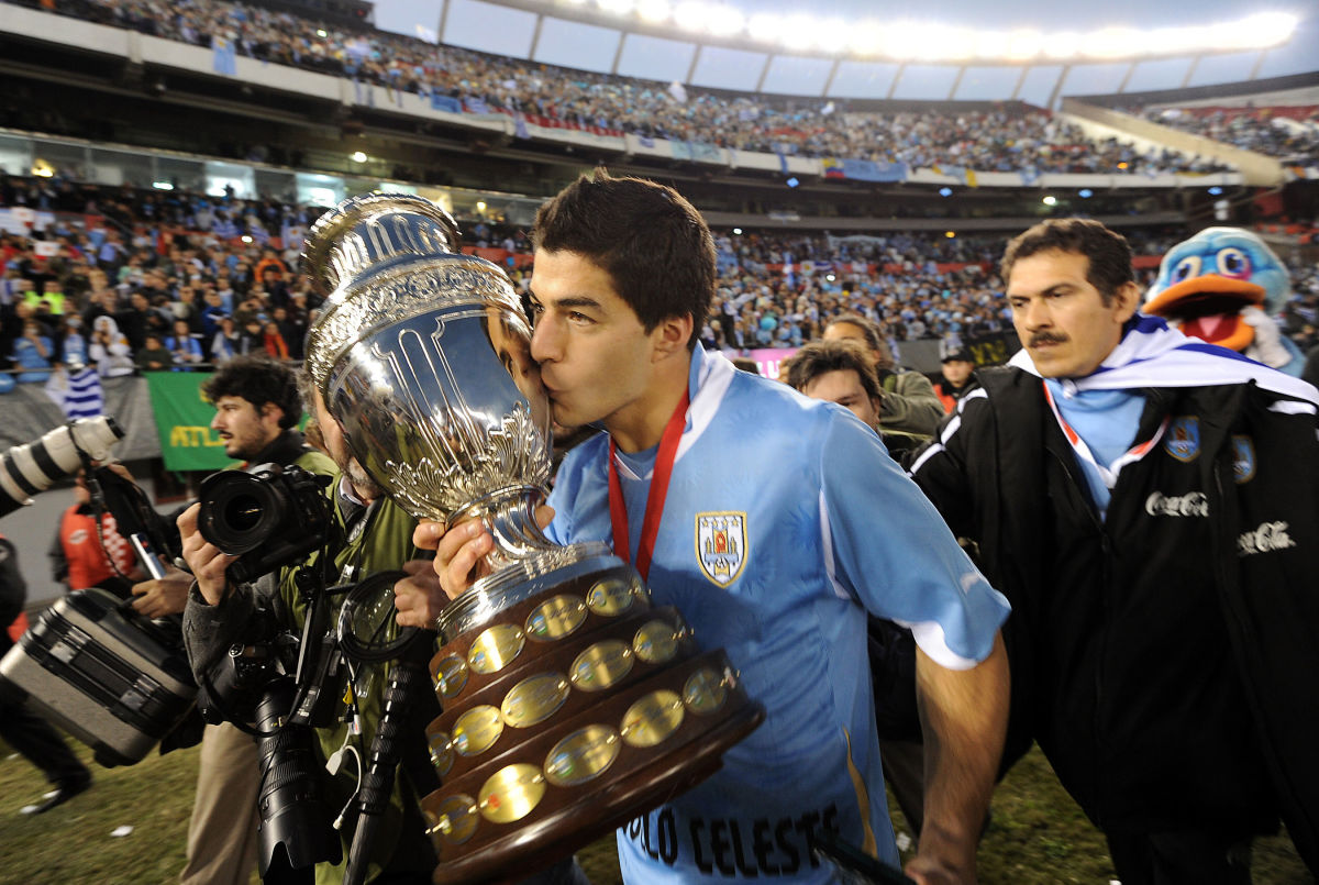 uruguay-s-luis-suarez-kisses-the-copa-am-5d0667ad64c8a7d762000001.jpg