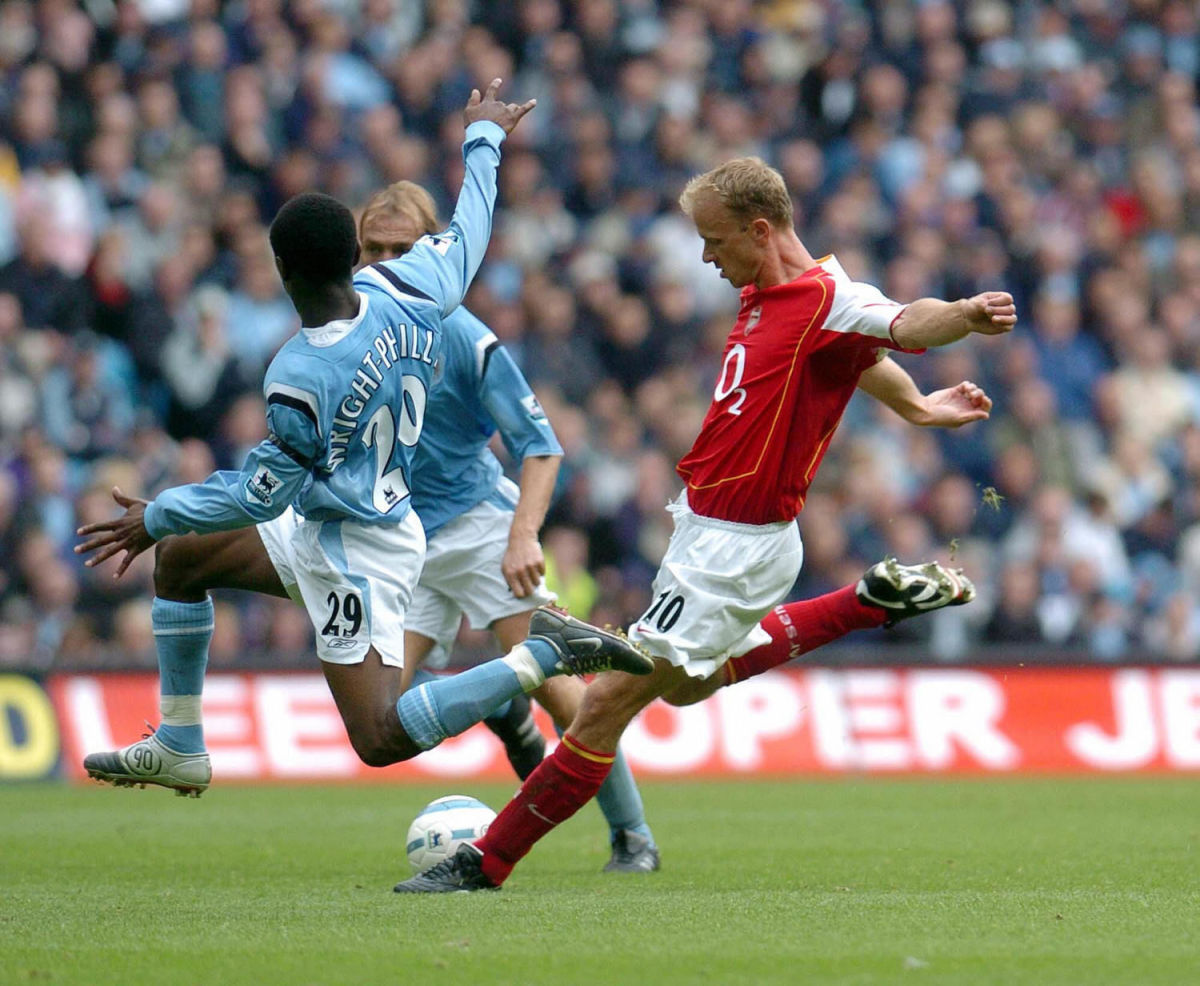 arsenal-s-dennis-bergkamp-r-has-his-sh-5d6002f655aa31acca000001.jpg