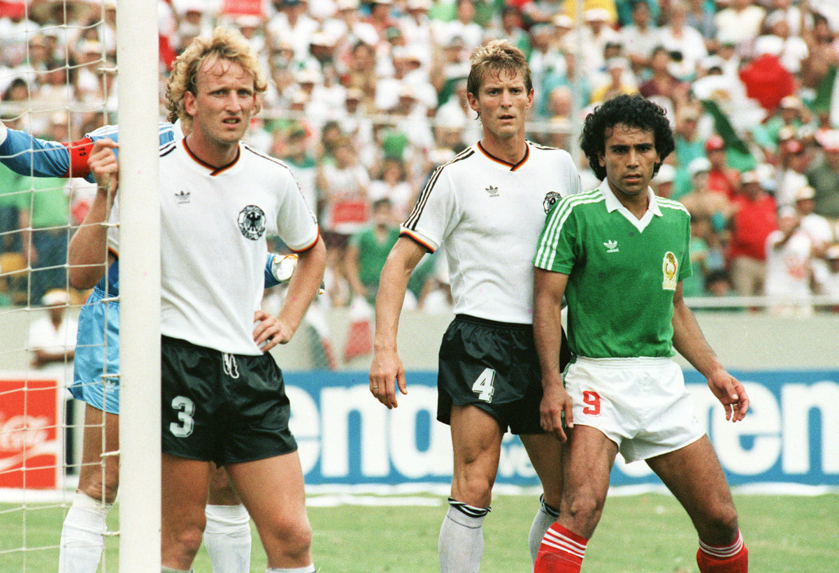 mexican-forward-hugo-sanchez-9-standi-5d6e545cc95b6a7fd9000003.jpg