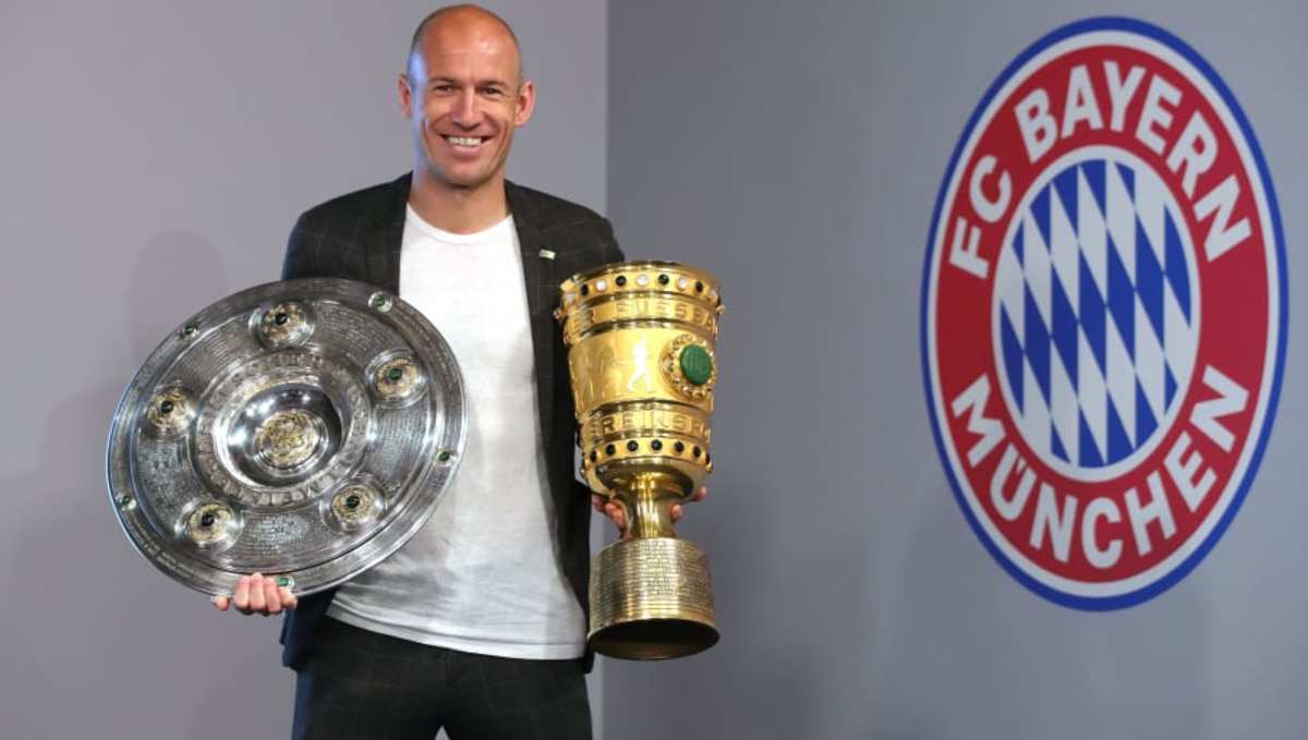 arjen-robben-and-franck-ribery-hand-over-championship-and-dfb-cup-trophy-to-fcb-erlebniswelt-5d21f2394d73412f9d000001.jpg