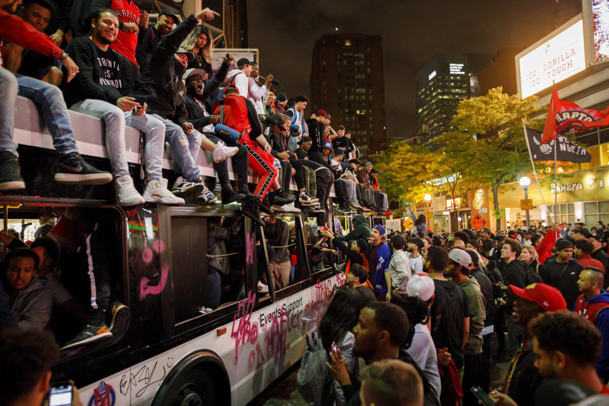 raptors-fans-celebrate-5.jpg