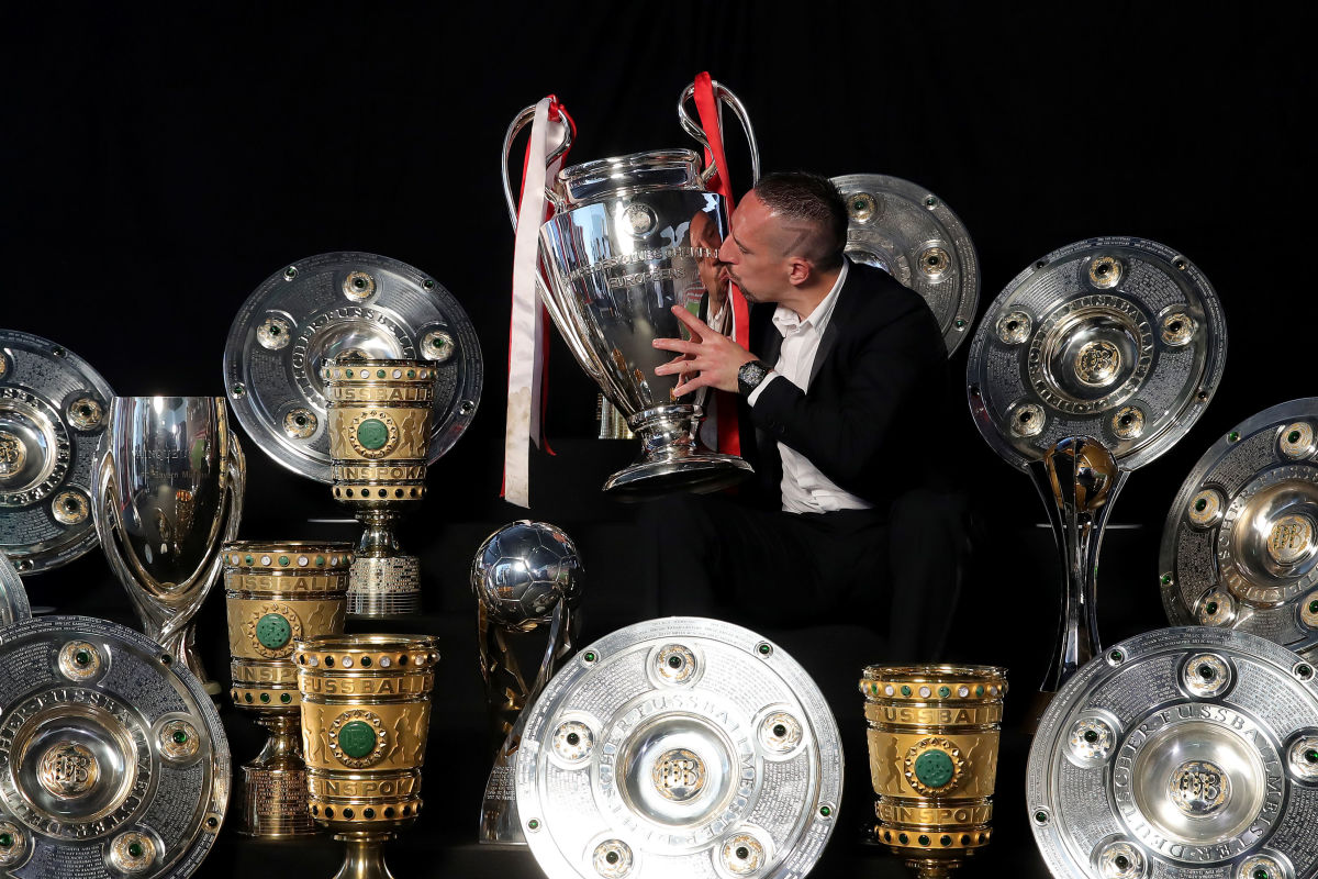 arjen-robben-and-franck-ribery-hand-over-championship-and-dfb-cup-trophy-to-fcb-erlebniswelt-5d446a726bb6c31859000001.jpg
