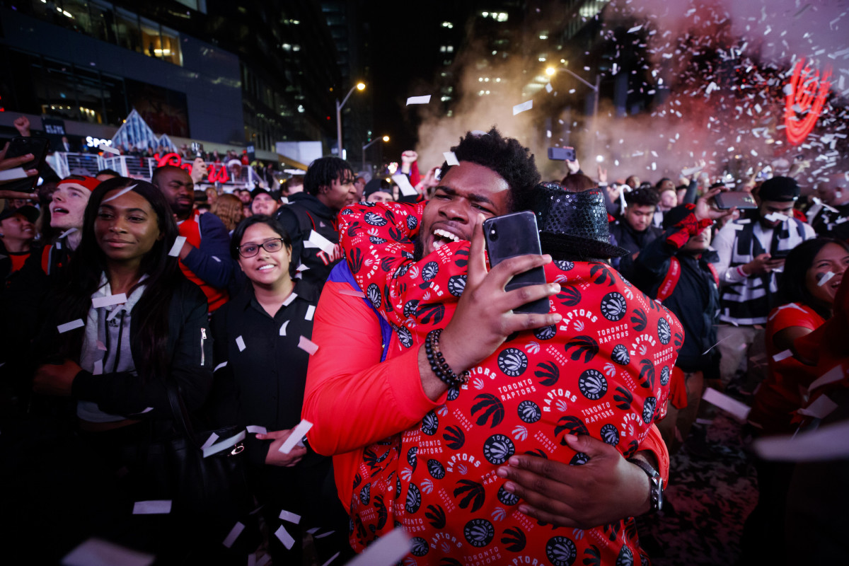 raptors-fans-celebrate-3.jpg