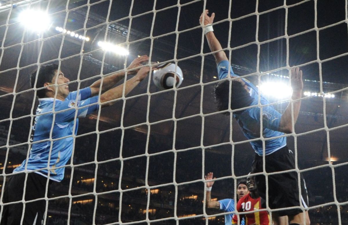 uruguay-s-striker-luis-suarez-l-stops-5d0b72fb21eb6a245e000001.jpg