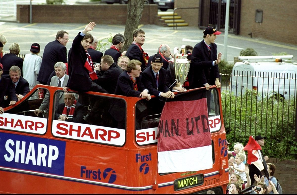 manchester-united-victory-parade-5c8951f3ba58569240000003.jpg