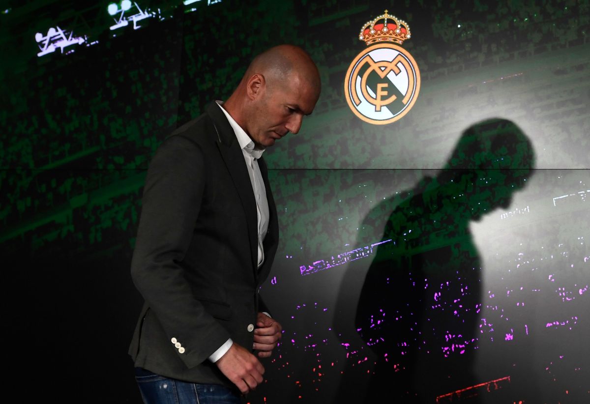 topshot-fbl-esp-real-madrid-zidane-5c8a1bfc26f4244c10000001.jpg
