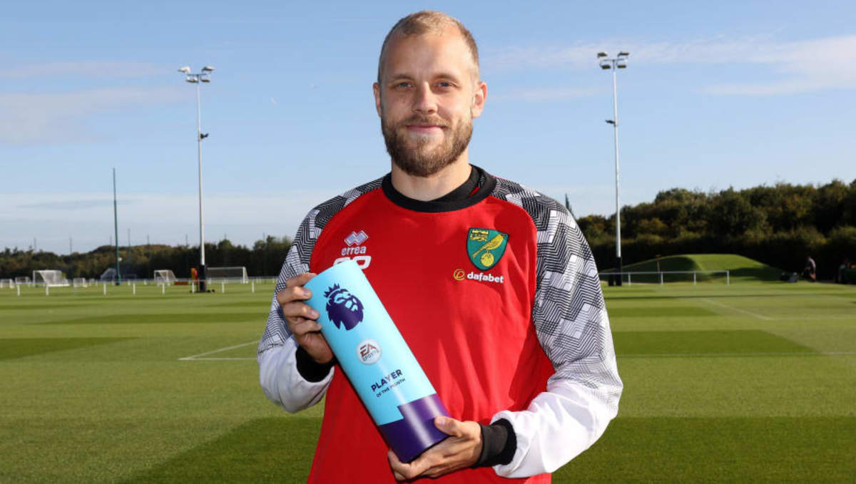 teemu-pukki-is-presented-with-the-premier-league-player-of-the-month-award-for-august-5d7b6c10b0f0b65d47000002.jpg