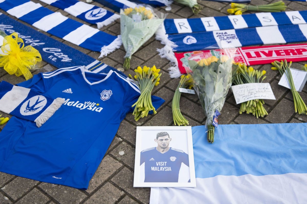 tributes-are-made-to-cardiff-city-s-missing-footballer-as-search-for-plane-resumes-5c49fd4054561016be000003.jpg