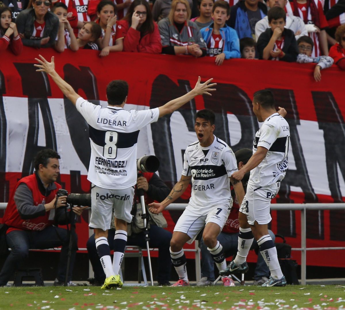 estudiantes-v-gimnasia-y-esgrima-la-plata-torneo-primera-division-2015-5cc595e84675bb9ec7000001.jpg