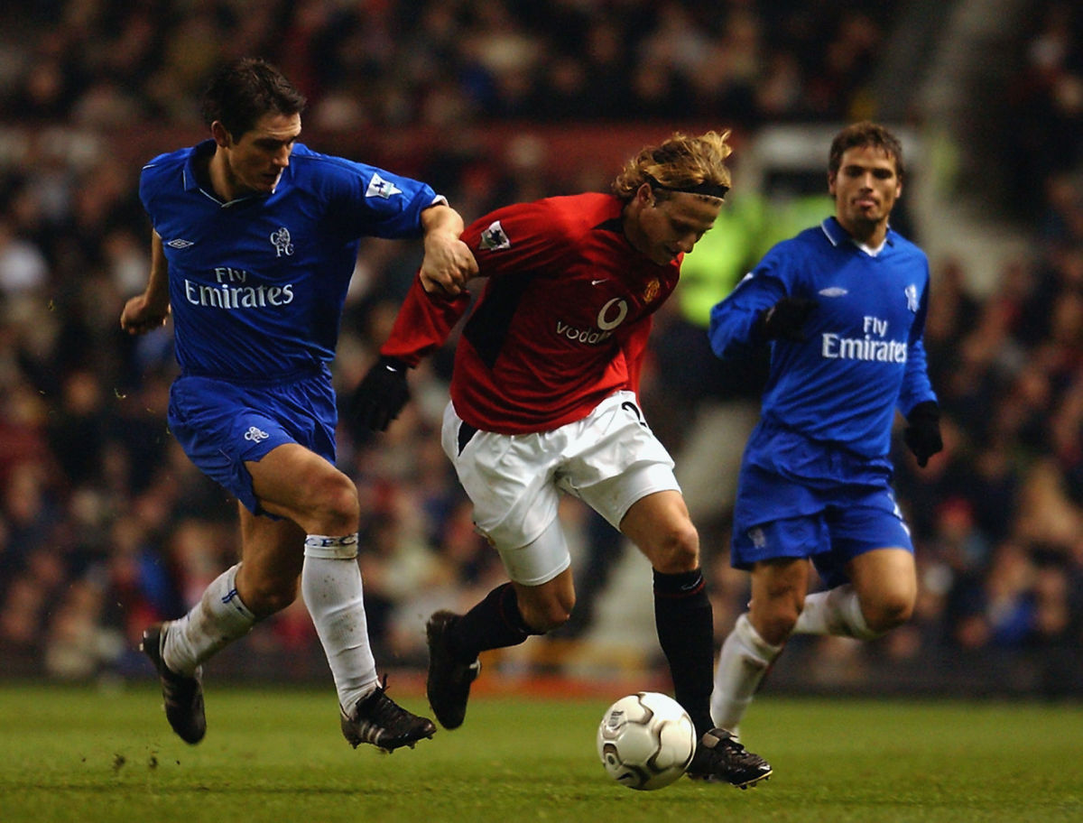 diego-forlan-of-manchester-united-tussles-with-frank-lampard-of-chelsea-for-possession-of-the-ball-5cb5f6ae6b940e4676000002.jpg