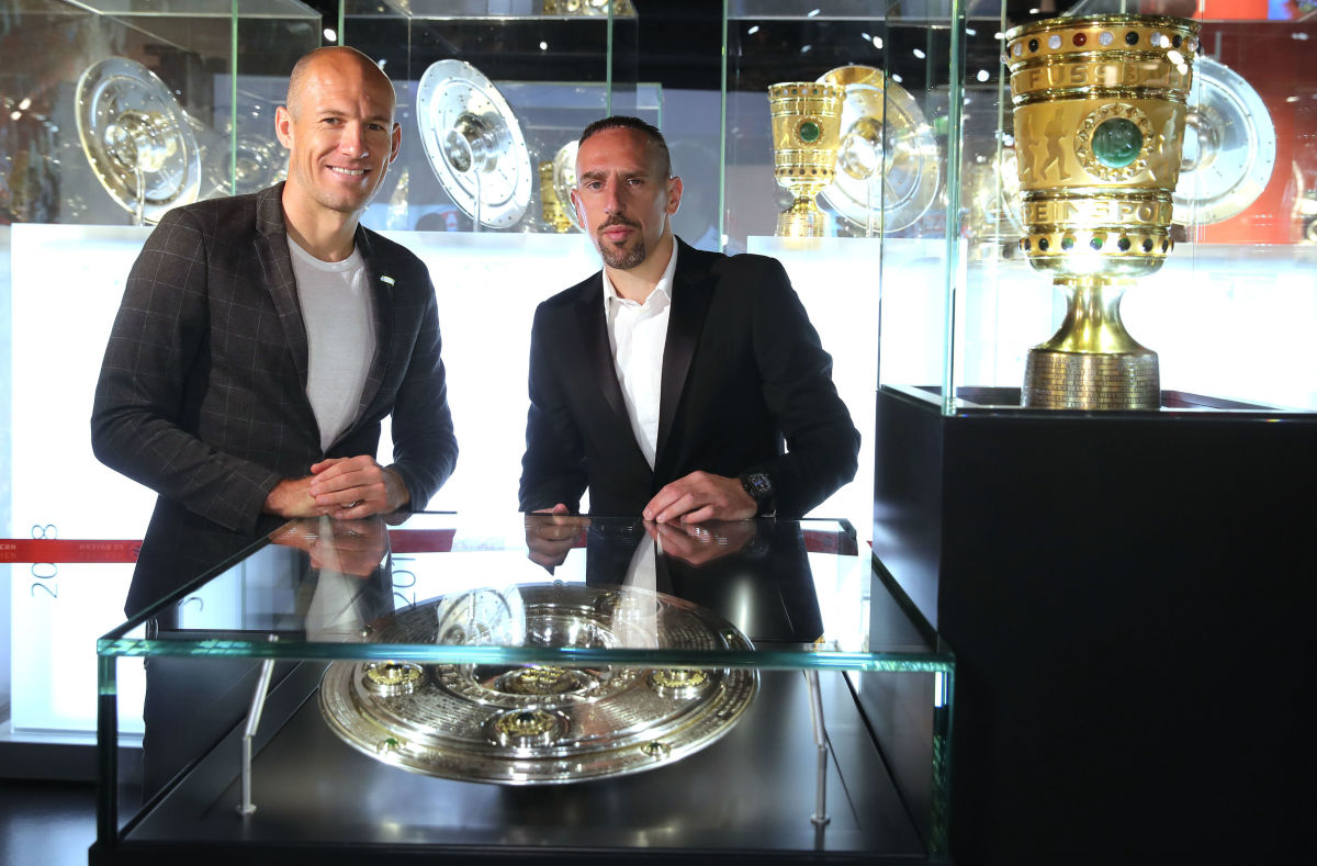 arjen-robben-and-franck-ribery-hand-over-championship-and-dfb-cup-trophy-to-fcb-erlebniswelt-5d0f627dbe32b79c04000001.jpg