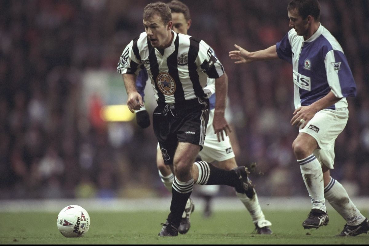 26-dec-1996-alan-shearer-in-action-for-newcastle-in-the-premier-league-match-against-blackburn-at-5d528b12eb985a92f3000003.jpg