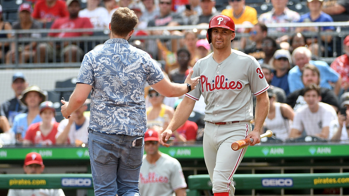 Pirates fan walks on field during game vs Phillies (photos, video