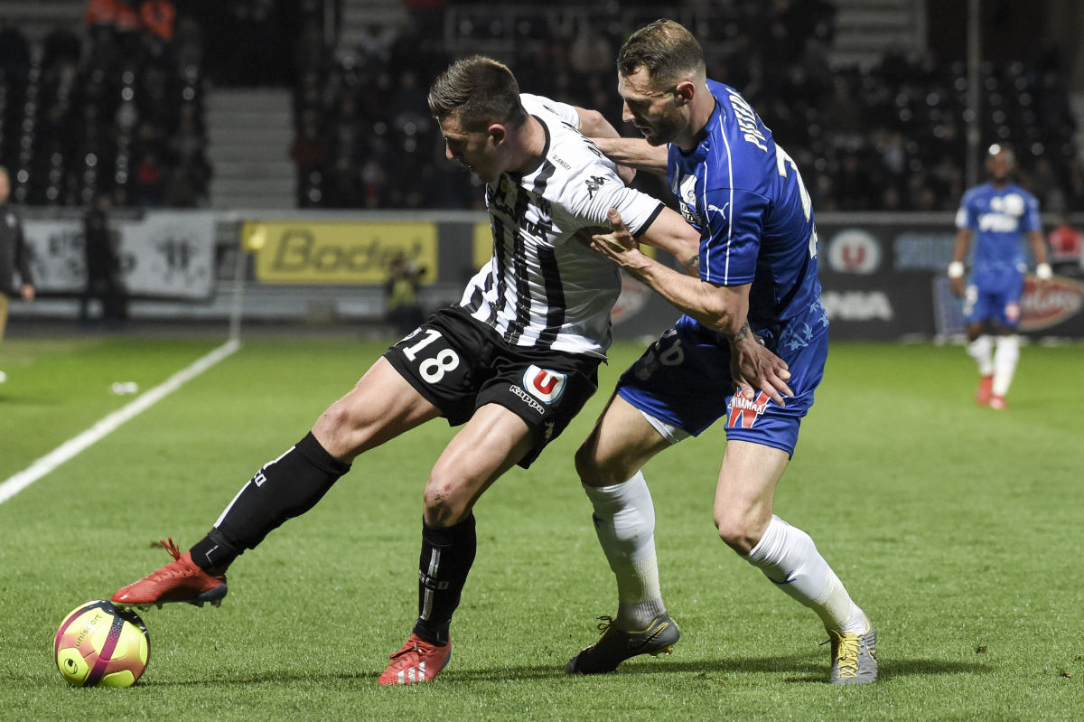 FBL-FRA-LIGUE1-ANGERS-AMIENS