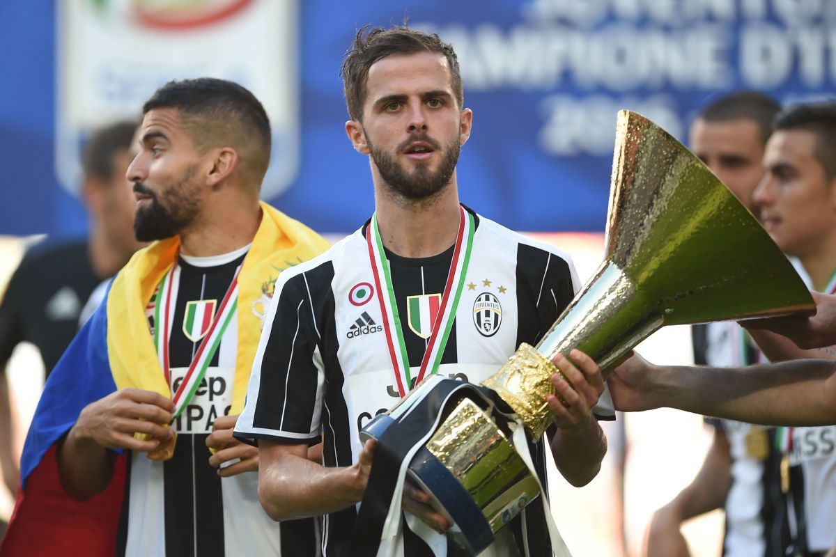 fbl-ita-seriea-juventus-crotone-trophy-5d01171ec0420bf71b000001.jpg