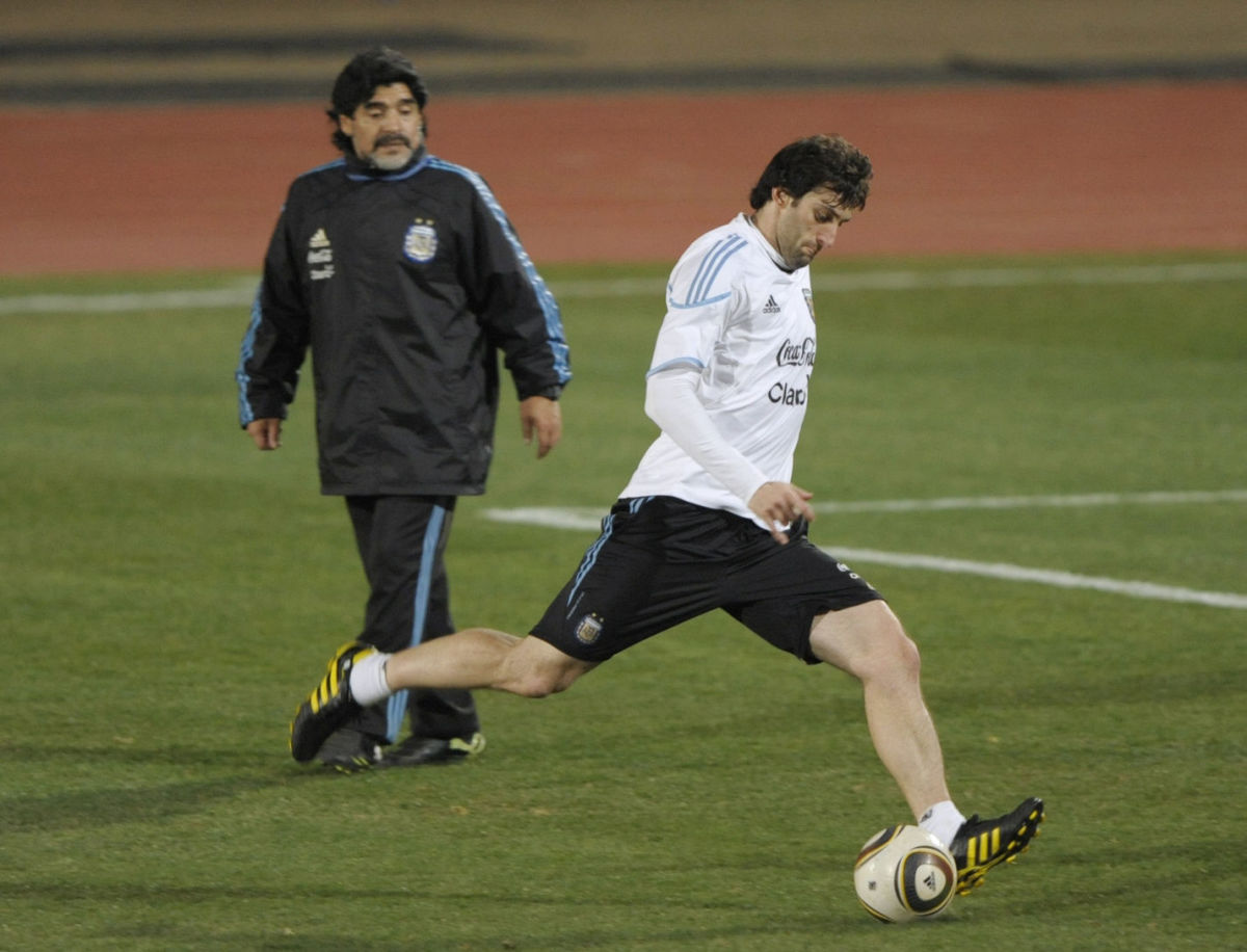 argentina-s-forward-diego-milito-r-str-5d70f8a142fb8c17e4000001.jpg