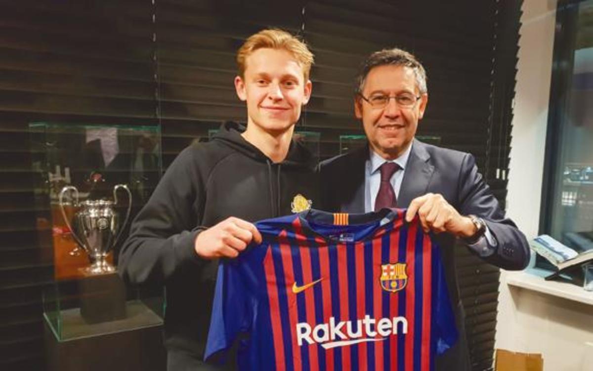 Frenkie De Jong, con Josep Maria Bartomeu