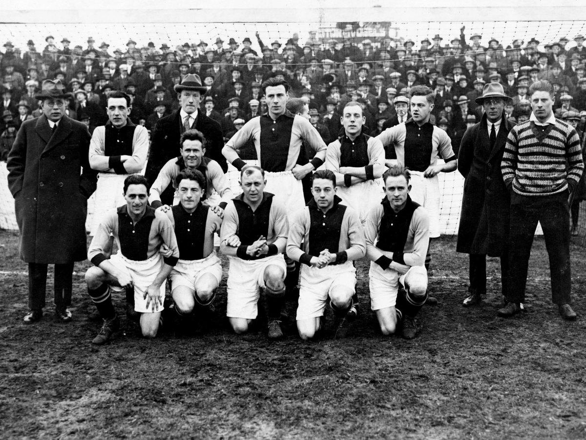 Ajax's players in 1926 pose for a team photo. Eddy Hamel is kneeling, front left.