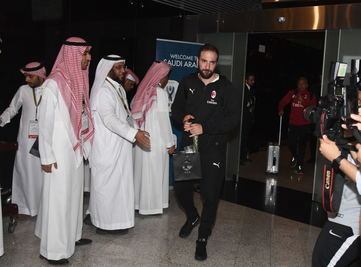 ac-milan-team-arrival-italian-supercup-previews-5c3c6524941017e2d4000001.jpg