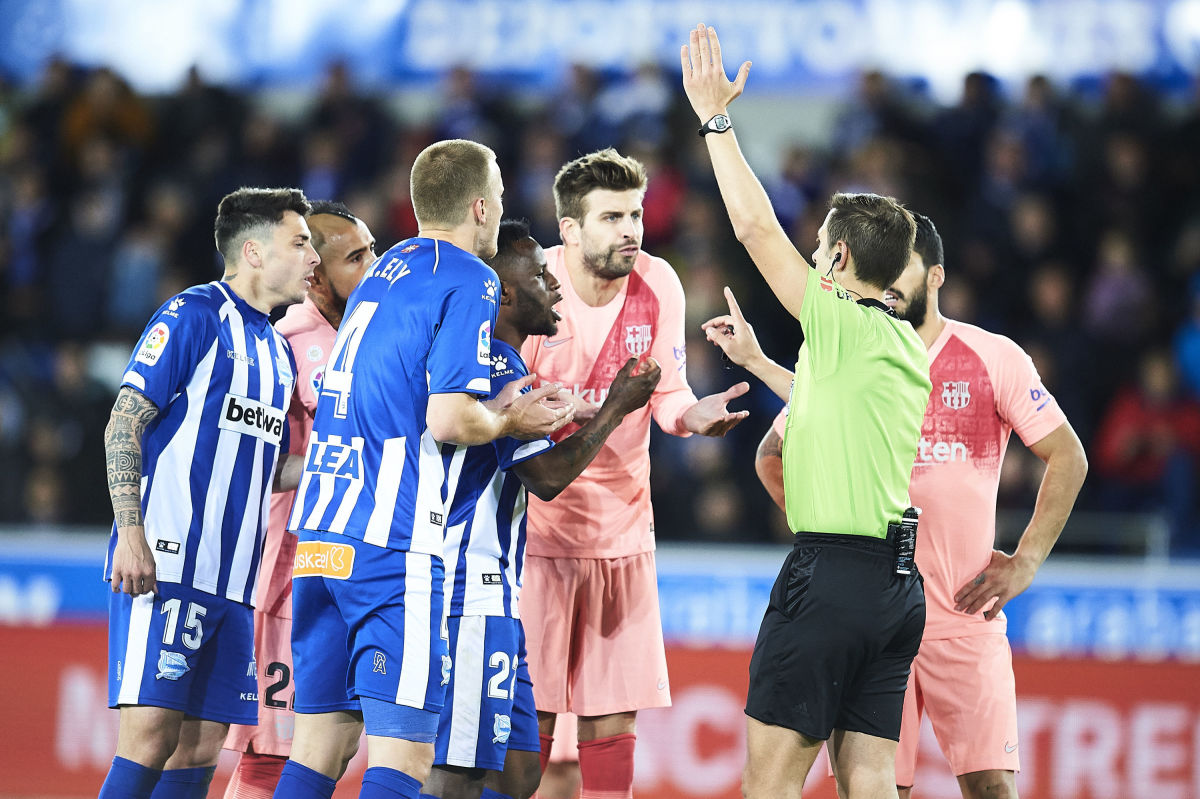 deportivo-alaves-v-fc-barcelona-la-liga-5cc05c269e012d2dc2000001.jpg