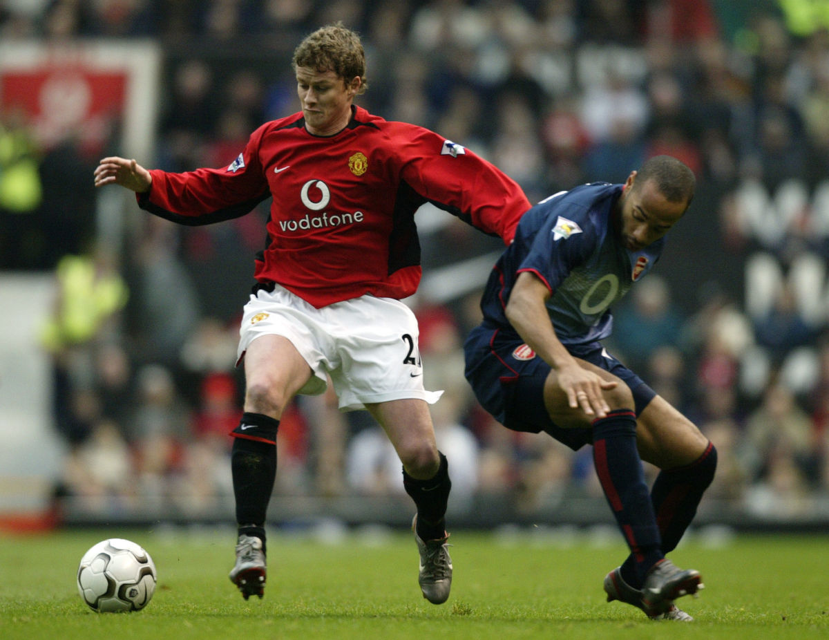 ole-gunnar-solskjaer-of-manchester-united-and-thierry-henry-of-arsenal-5c4ad6092e4e3ca0c1000043.jpg