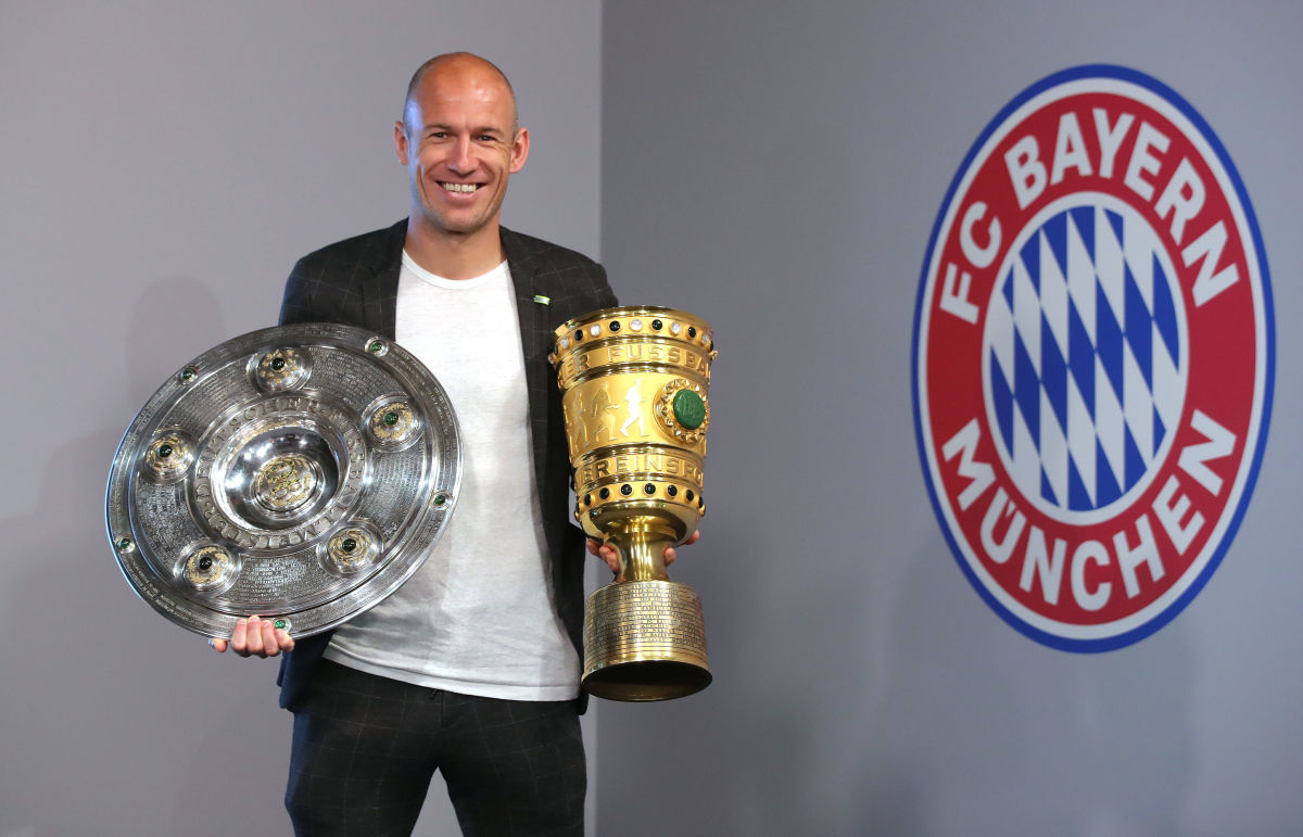 arjen-robben-and-franck-ribery-hand-over-championship-and-dfb-cup-trophy-to-fcb-erlebniswelt-5d7eafb34ce54866f8000001.jpg