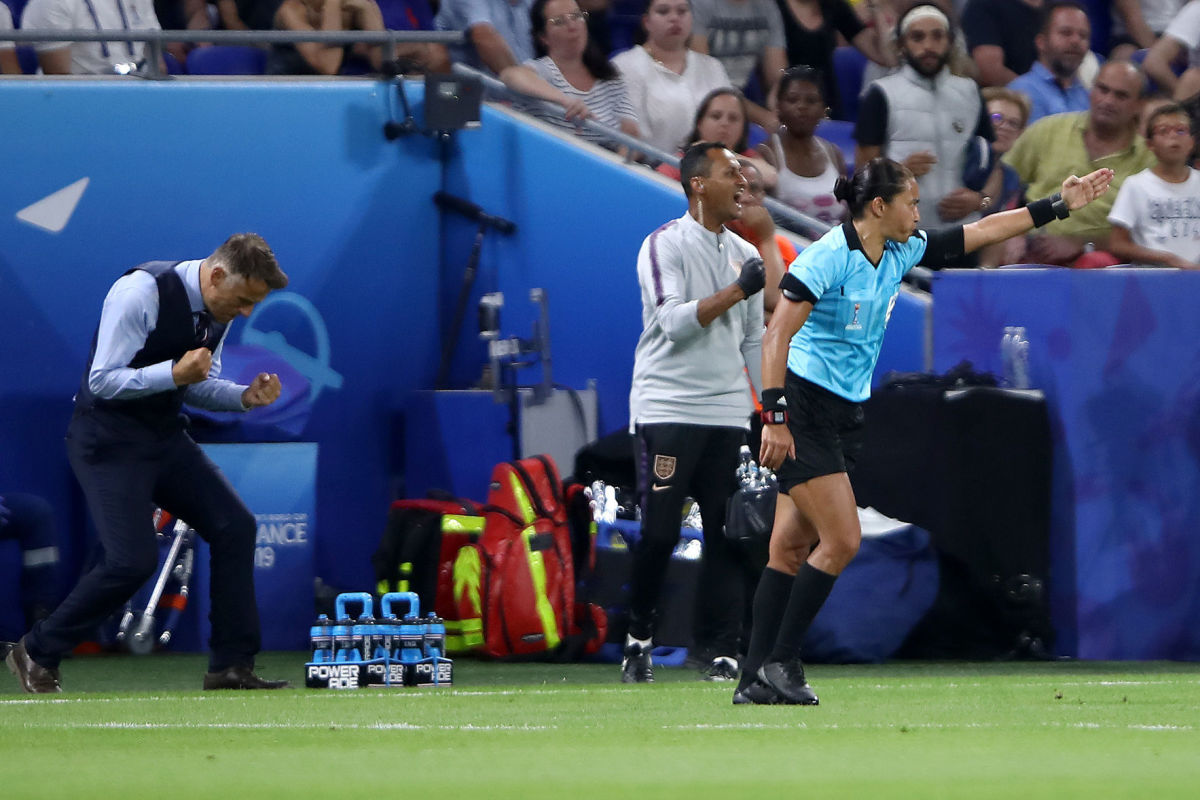 Edina Alves Batista,Philip Neville