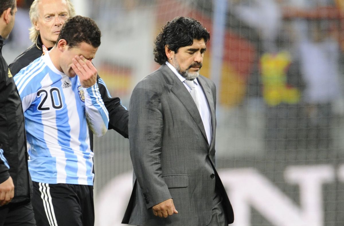 argentina-s-coach-diego-maradona-r-and-5cfca777569033aeb0000001.jpg