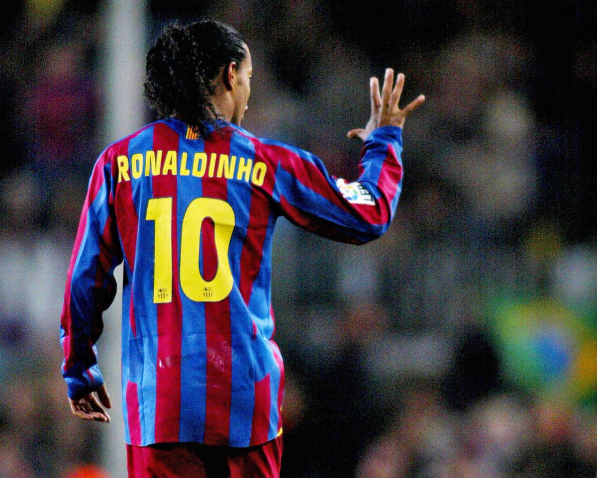 barcelona-s-ronaldinho-of-brazil-signs-a-5ce2dce6a011fe5282000001.jpg