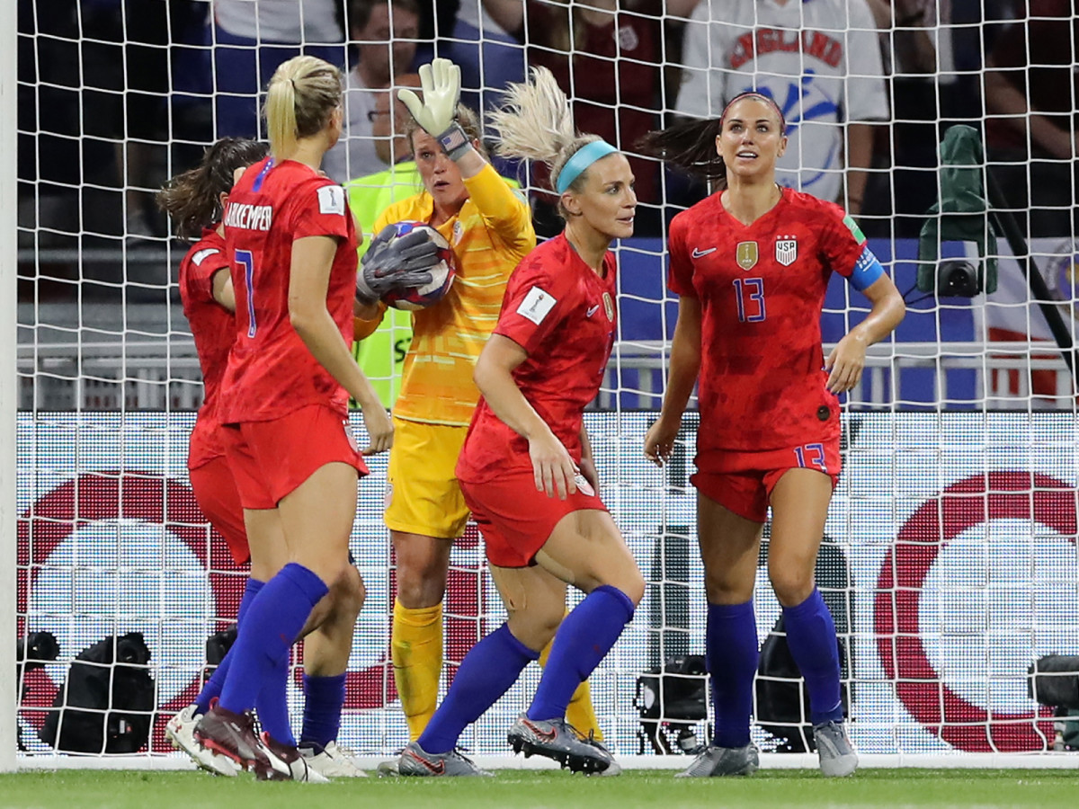 alyssa-naeher-pk-save-teammates-usa-england.jpg