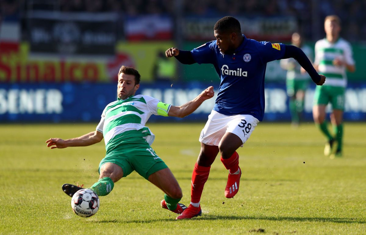 holstein-kiel-v-spvgg-greuther-fuerth-second-bundesliga-5d0f38e696ebdccf81000003.jpg