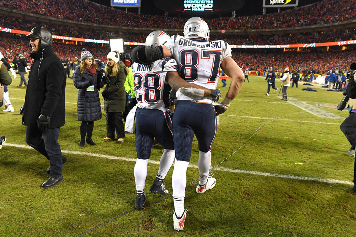 pats-victory-gronkowski-white-jwm.jpg
