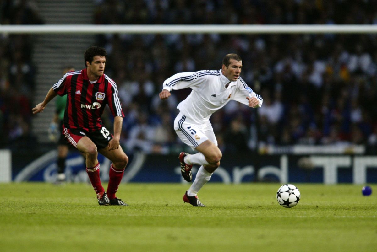 zinedine-zidane-of-real-madrid-and-michael-ballack-of-bayer-leverkusen-5cf1038b842ad5b7b9000001.jpg