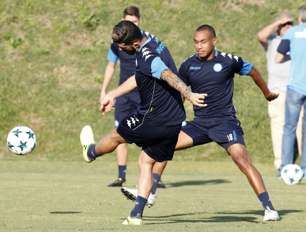 fbl-eur-c1-napoli-training-5d0f4b1dbe32b70ad8000003.jpg